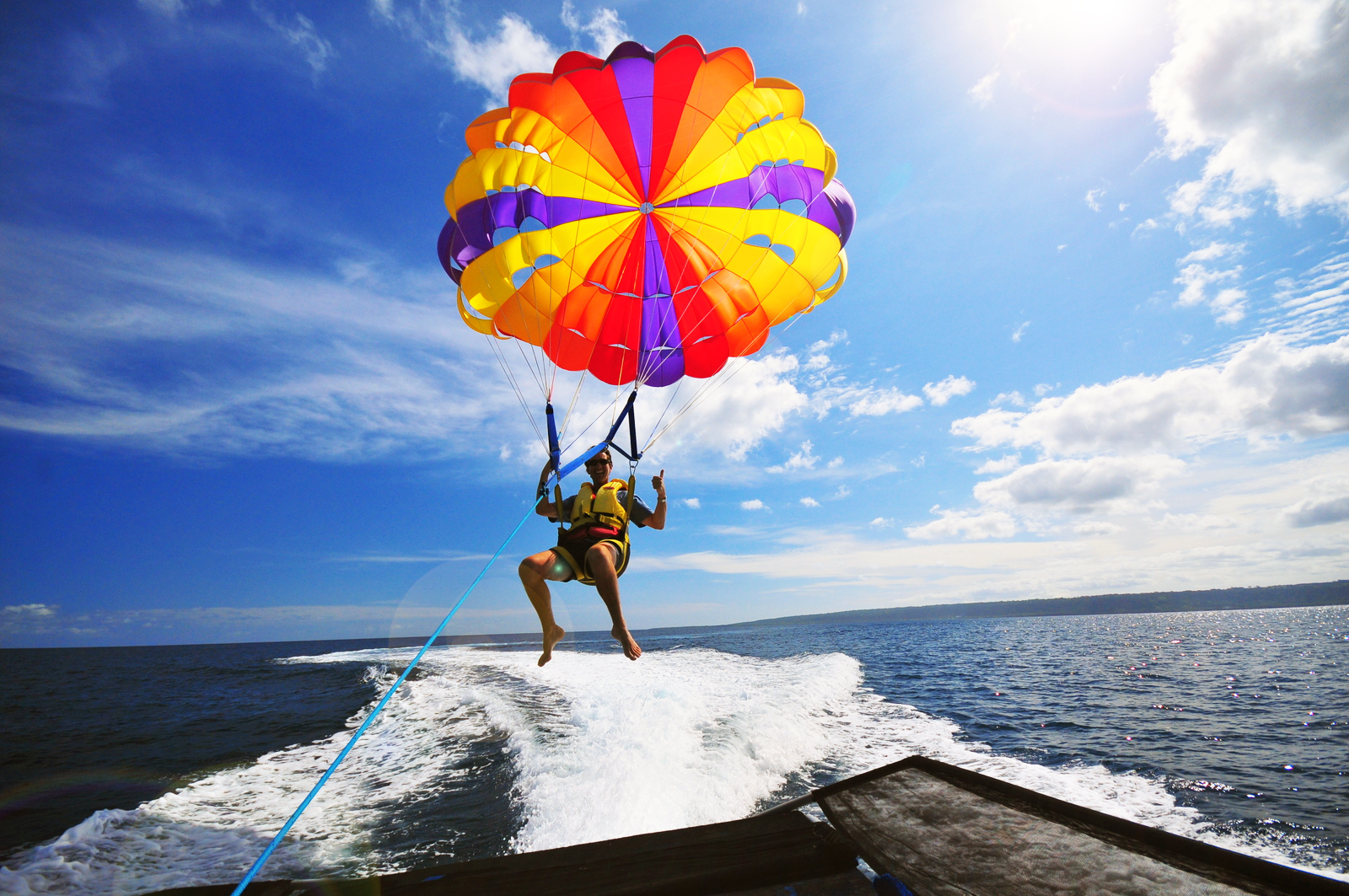 club-nautico-parasailing1